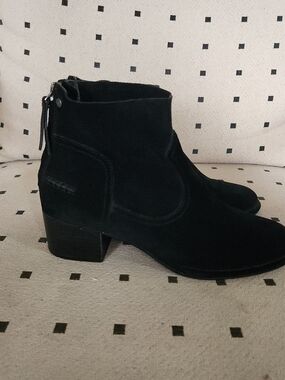 UGG Corene Black Suede Ankle Boots Low Block Heel Back Zip Women’s 7.5